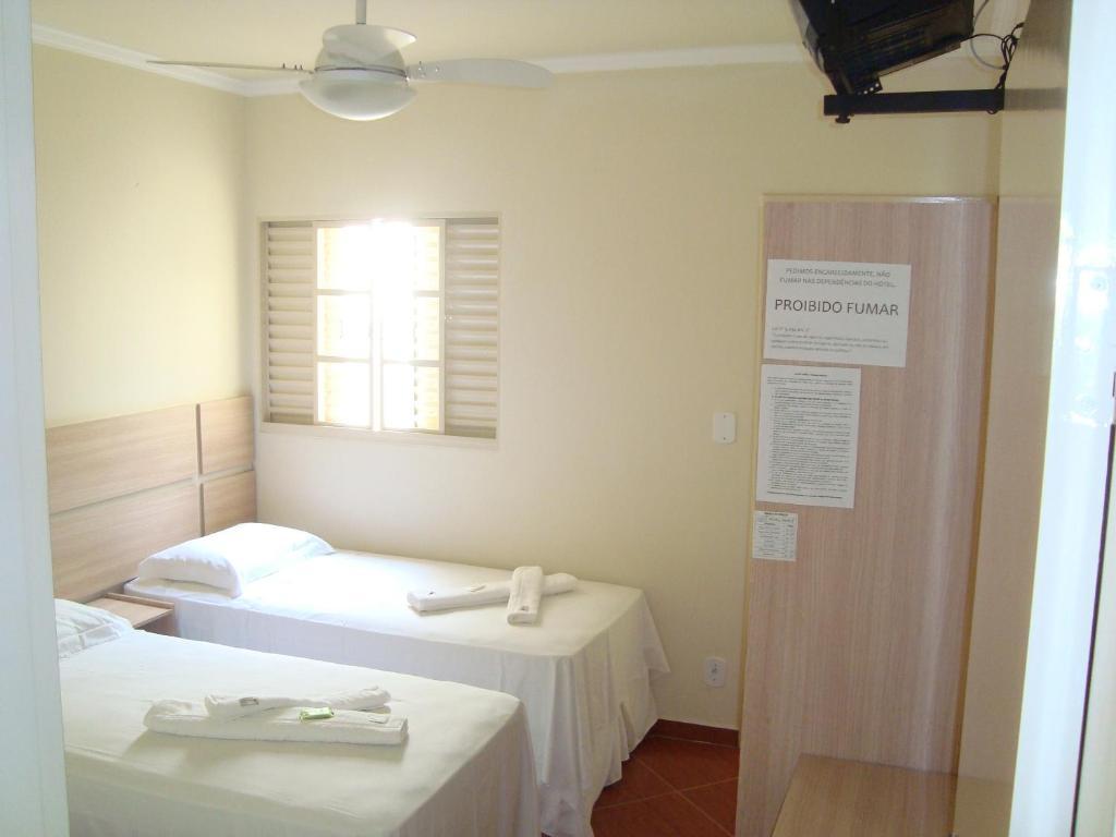 Hotel Perez Pouso Alegre Quarto foto